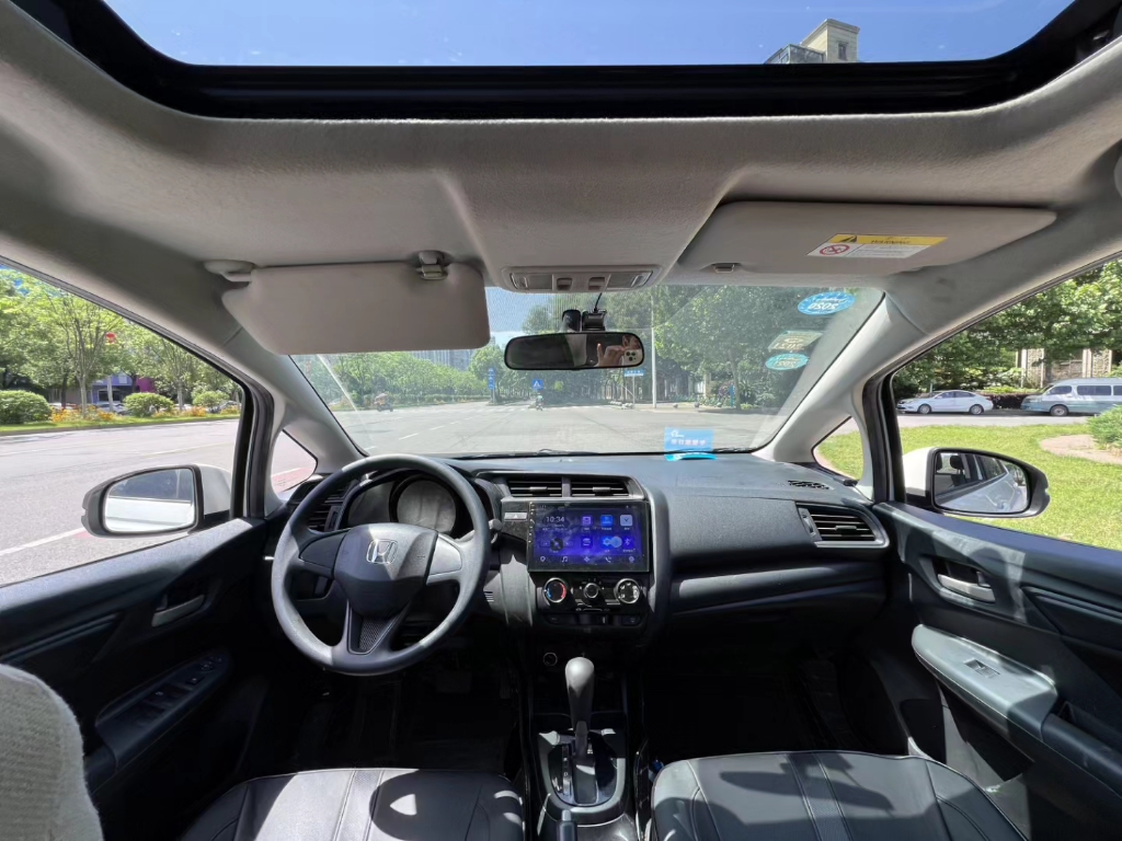 本田飞度神车,19年上牌的本田 飞度 1.5l cvt舒适天窗版,实表3.