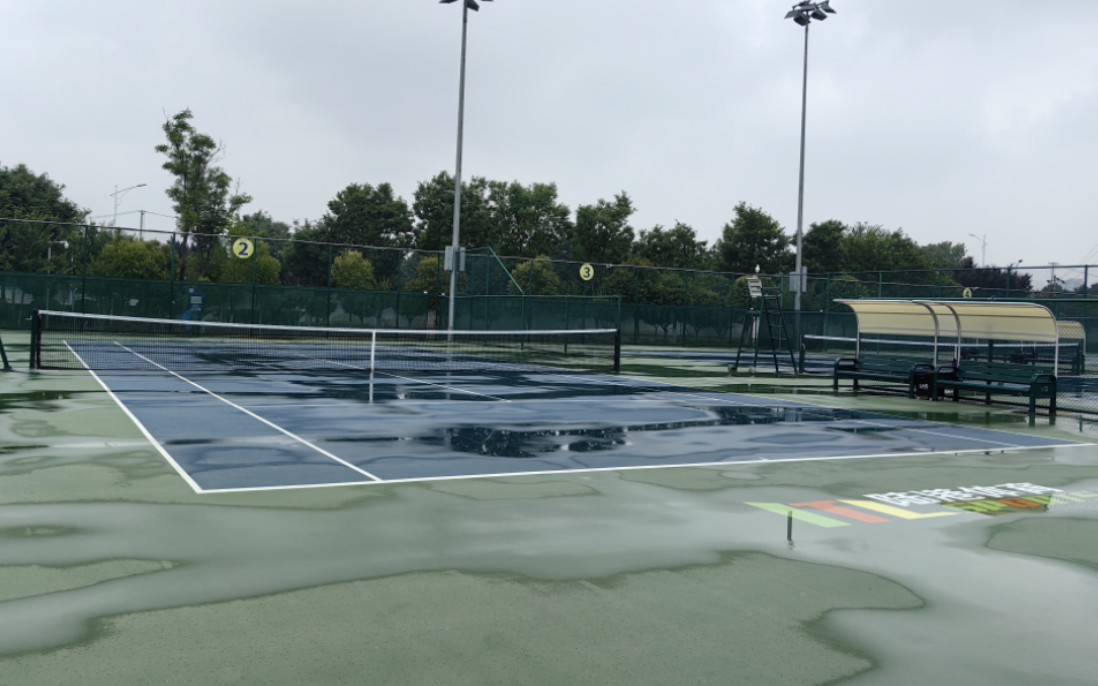 西安陆港运动公园网球场,应该是本市最好的商业室外网球场,1小时100元