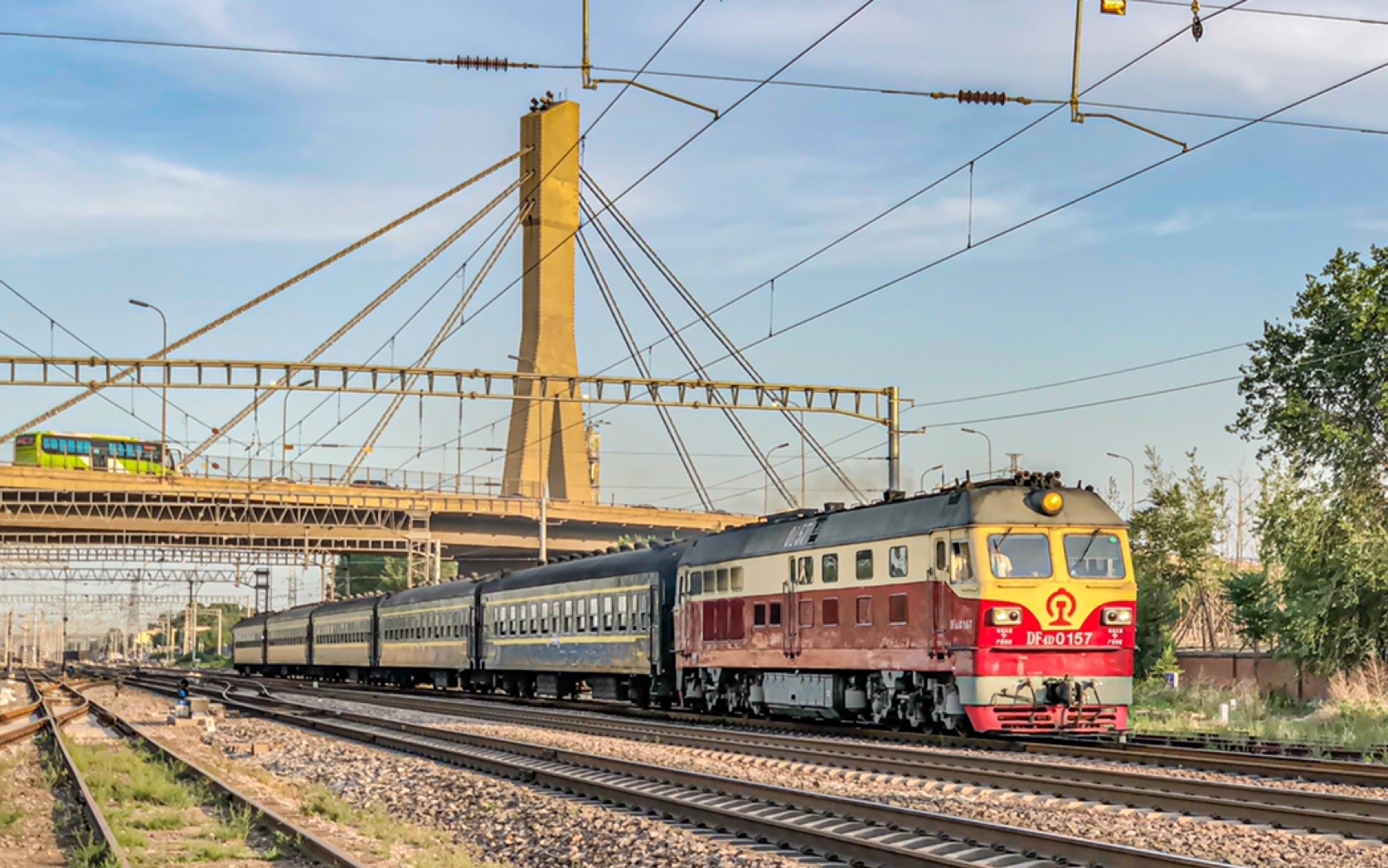 中国铁路6437次通过石景山南站北咽喉