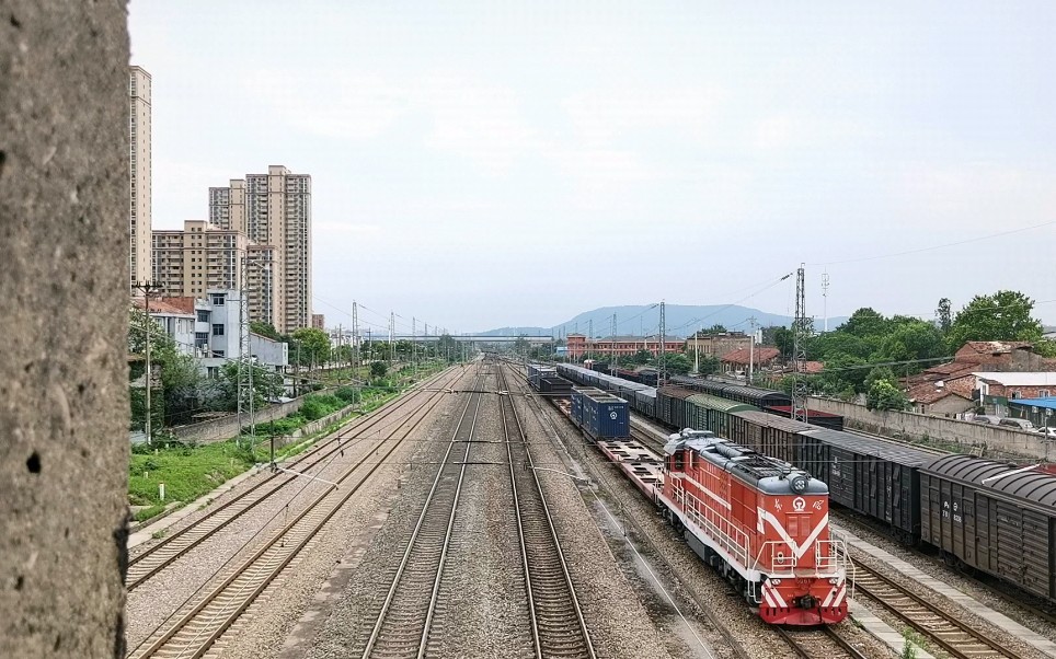 武局南段df7c-6061牵引货列通过!(1)