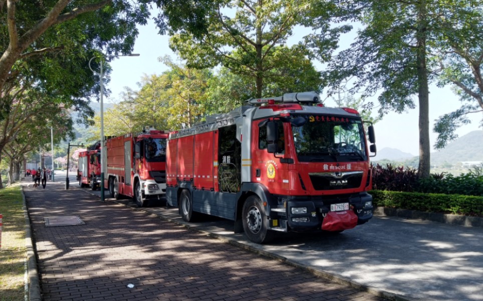 偶遇消防车队巡逻