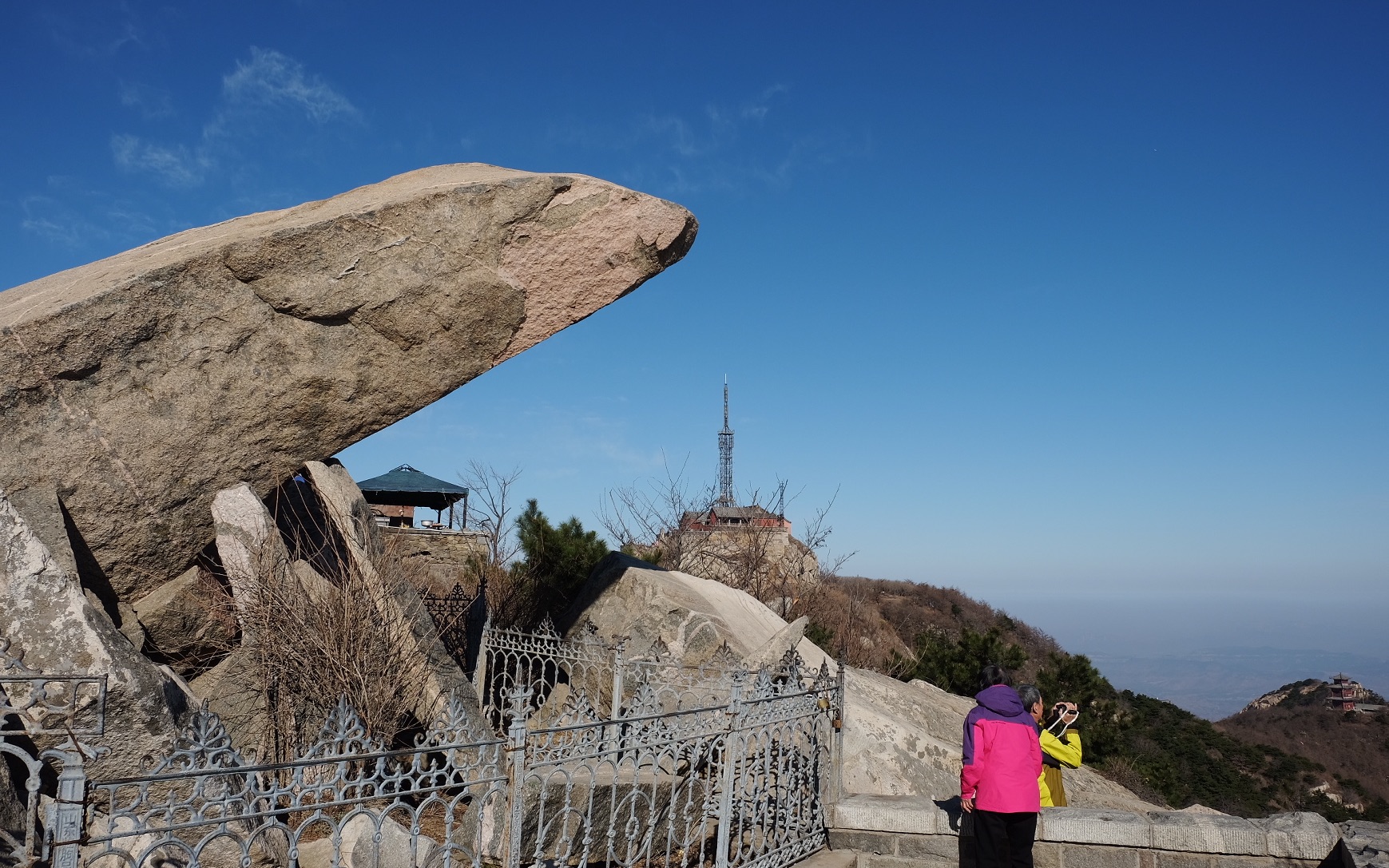 爬泰山看日出,从中天门到南天门走了三小时,山顶住宿800元一宿哔哩哔哩bilibili