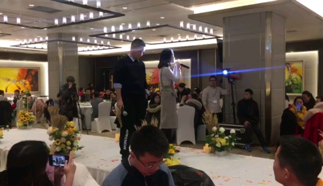 [图]师姐结婚，现场合唱送祝福Tonight I celebrate my love for you