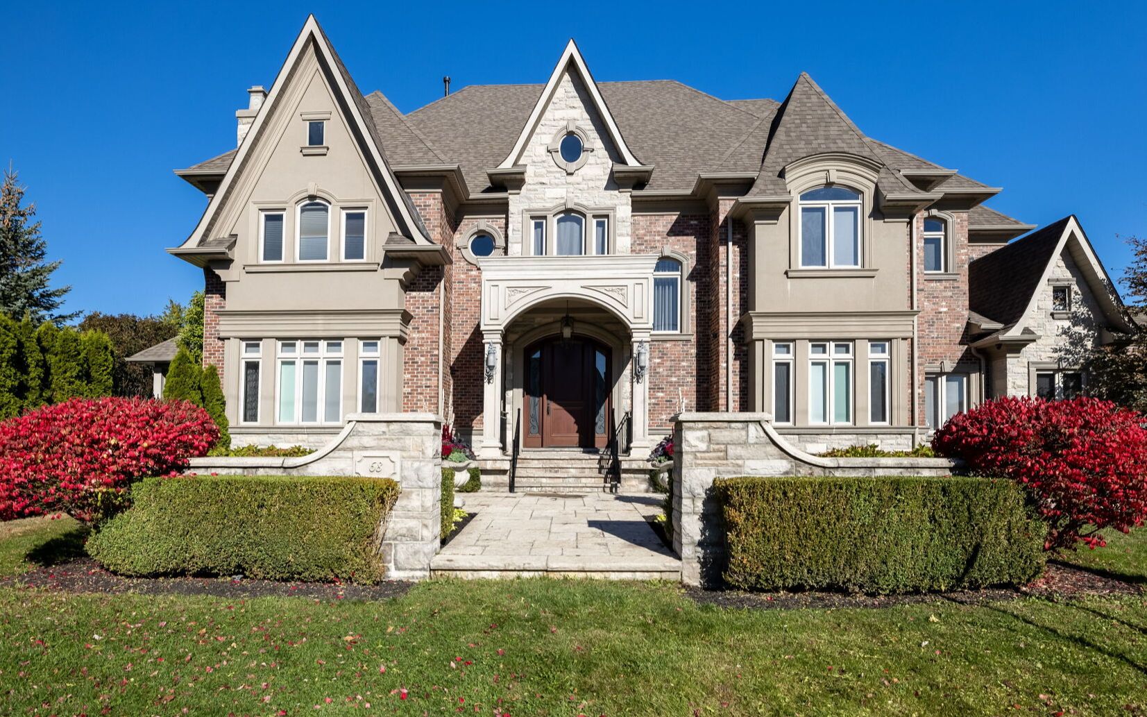 位于加拿大列治文山的一座宽敞舒适的家庭别墅68maplegroveavenue