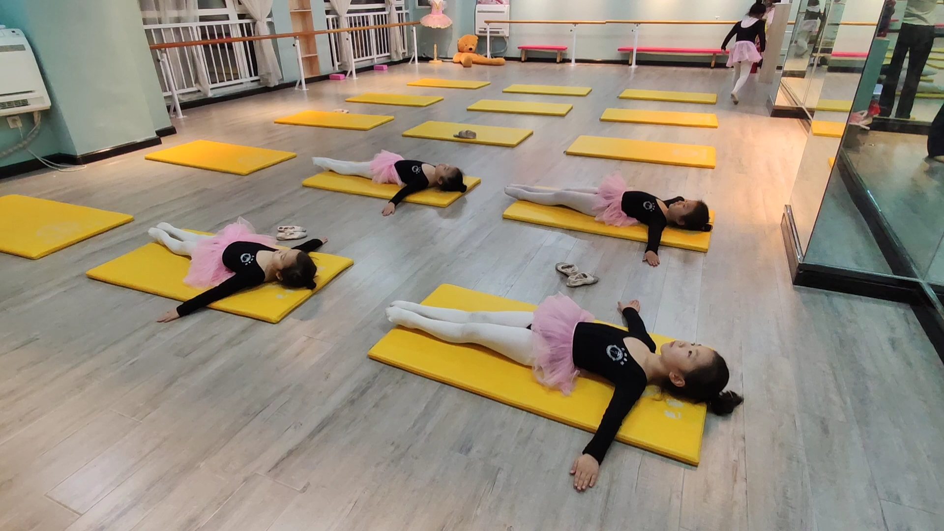 洛阳花翎舞蹈,中国舞基本功:漂亮的吸伸腿