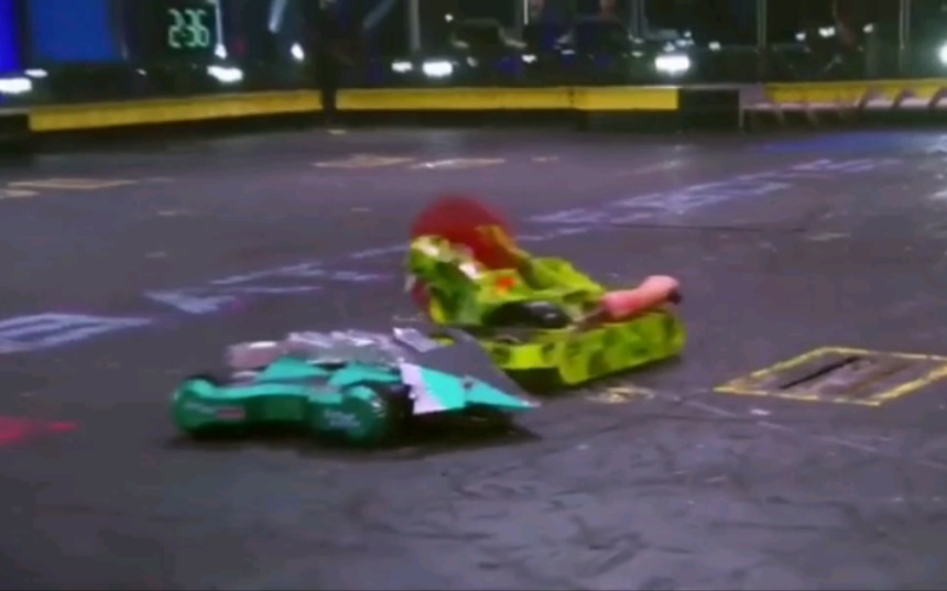 [图]battlebots2019第四季未播赛 foxtrot vs deathroll