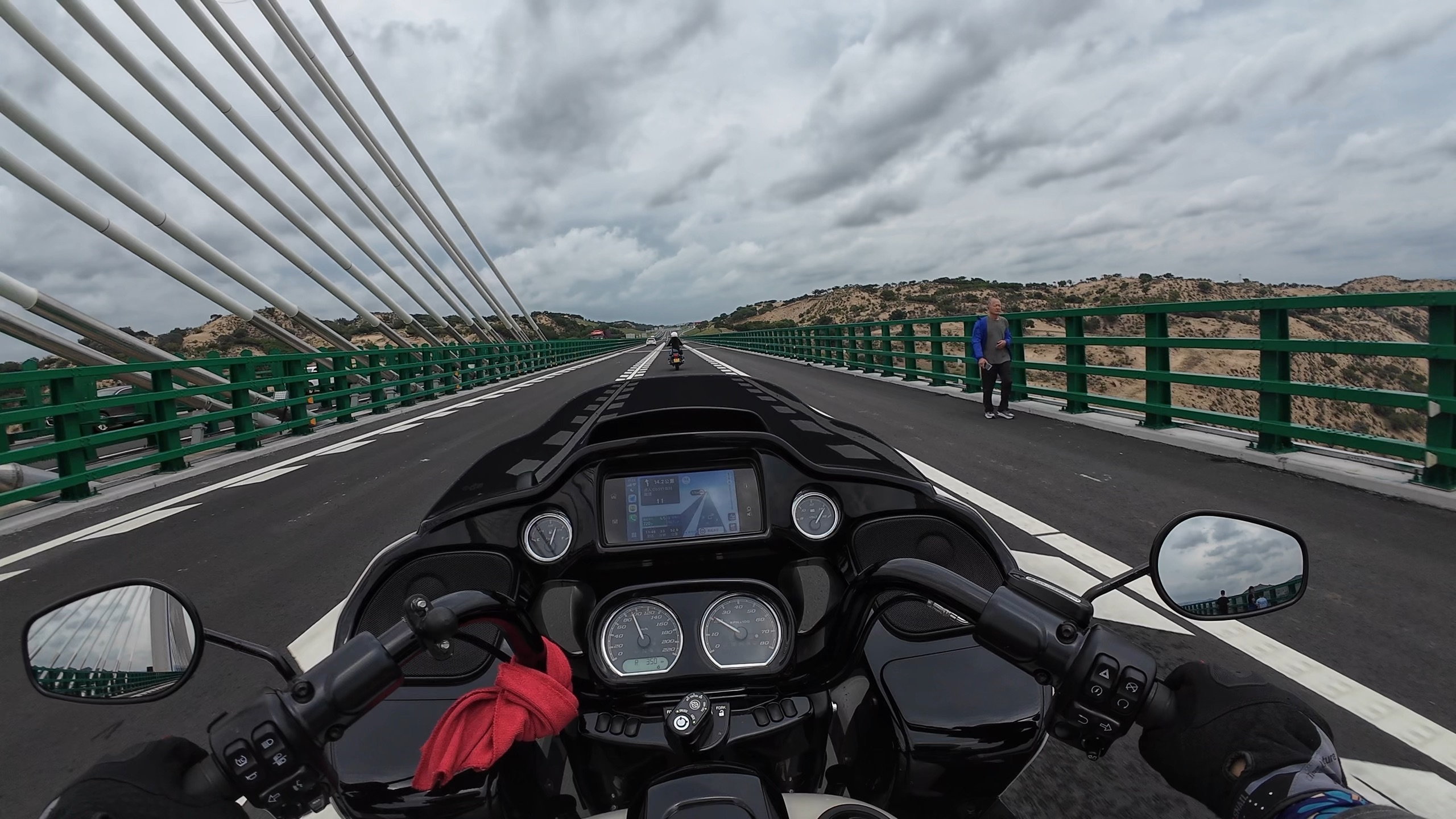 哈雷公路滑翔st,雨后骑行