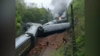 Скачать видео: 一列客运火车在湖南郴州永兴县境内侧翻 现场起火