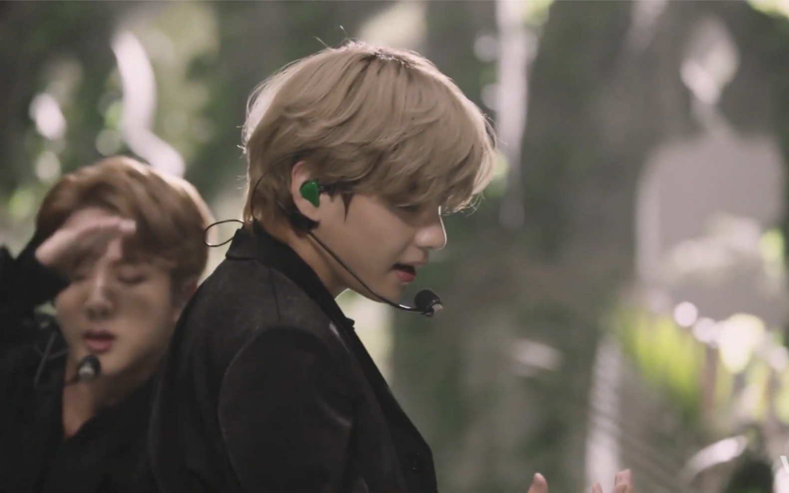 金泰亨blackswan金泰亨cut舞台混剪黑天鹅一周年