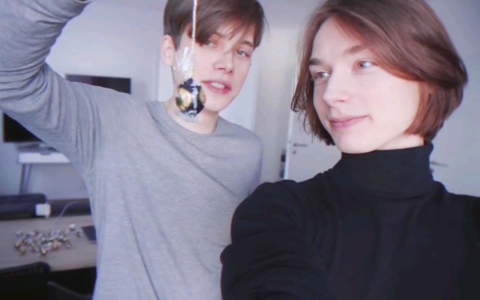 [thewineholics]夫夫一起布置圣诞树—今天是甜巧克力味的日常