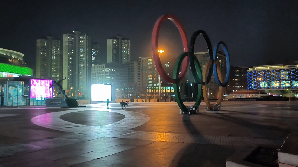 夜晚大连奥林匹克广场,周围就是商圈,太热闹了哔哩哔哩bilibili