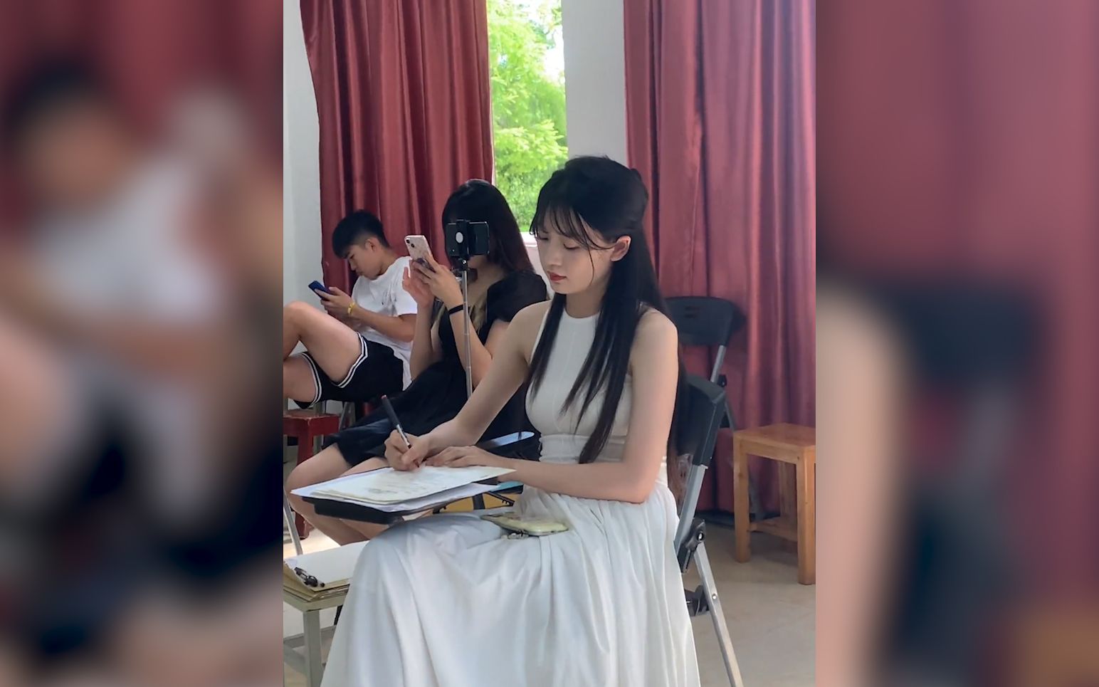 [图]美女老师颜值太高，引得全校男同学来学习，结果都只顾着拍视频