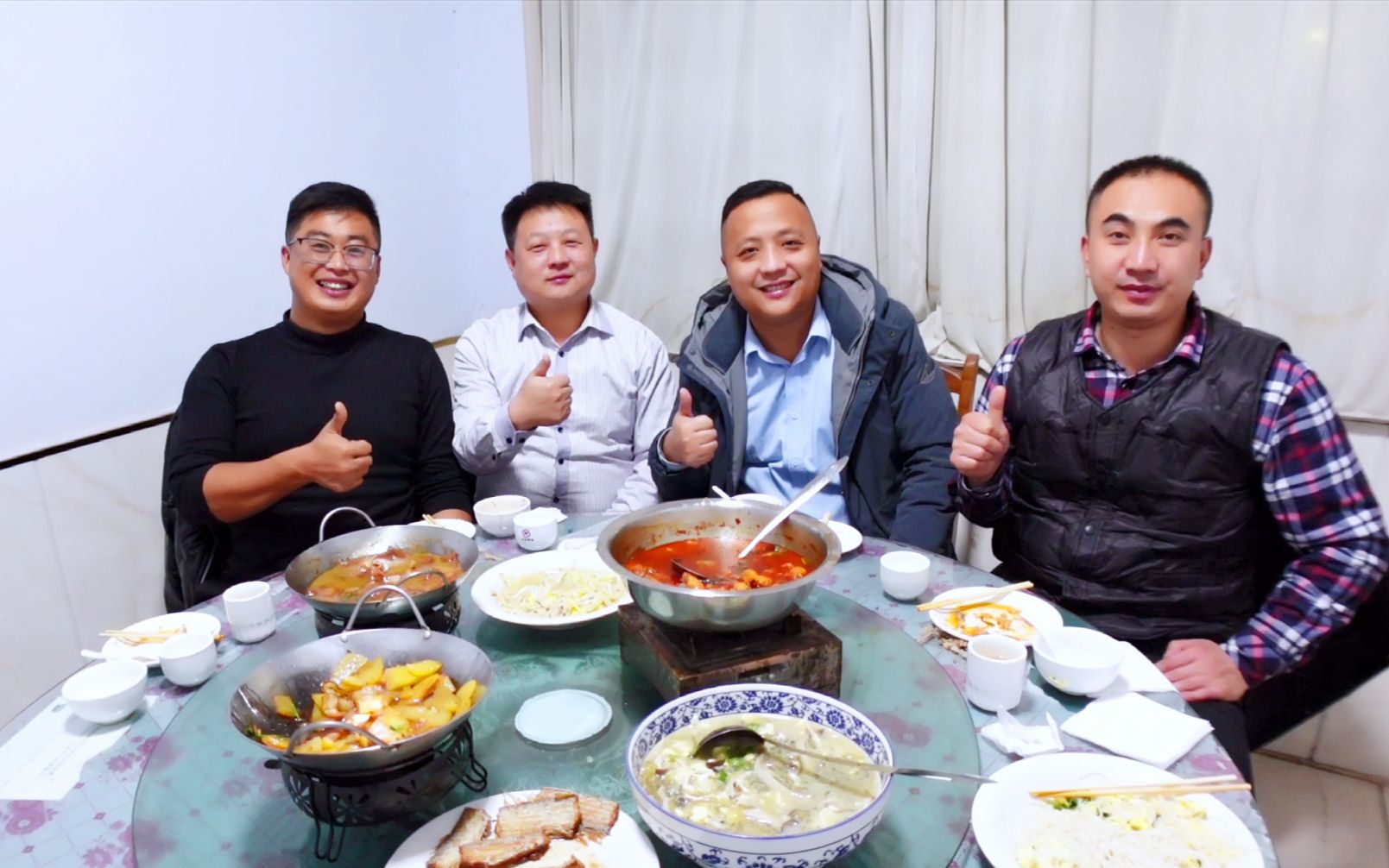 兄弟四人下饭店,点鱼杂锅炖干锅系列一桌菜,喝一杯庆祝新年到来
