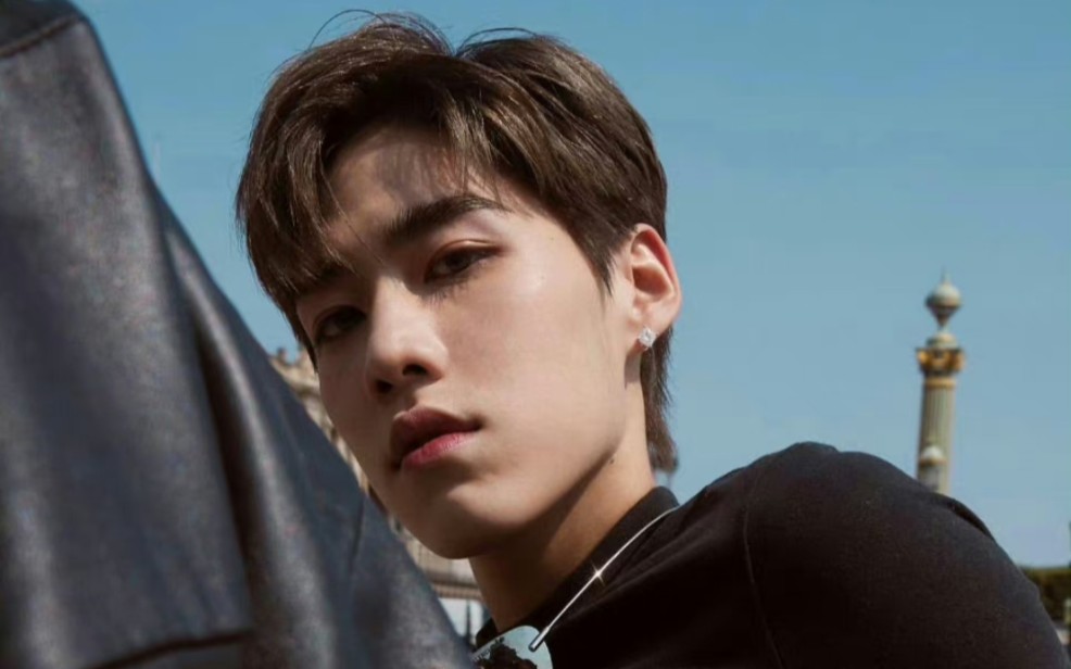 泰国贵气小王子林祎凯ppkrit正在法国巴黎参加balenciag