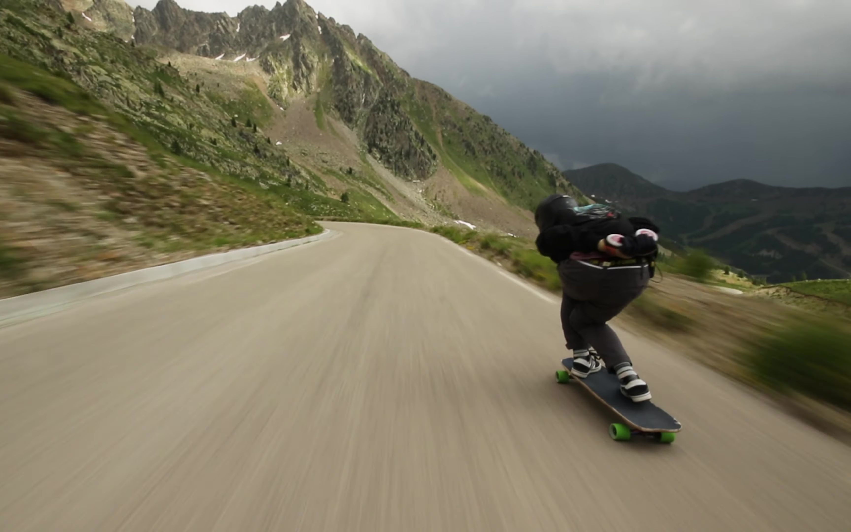 把滑板玩到时速109kmh的大神再出大作一镜到底