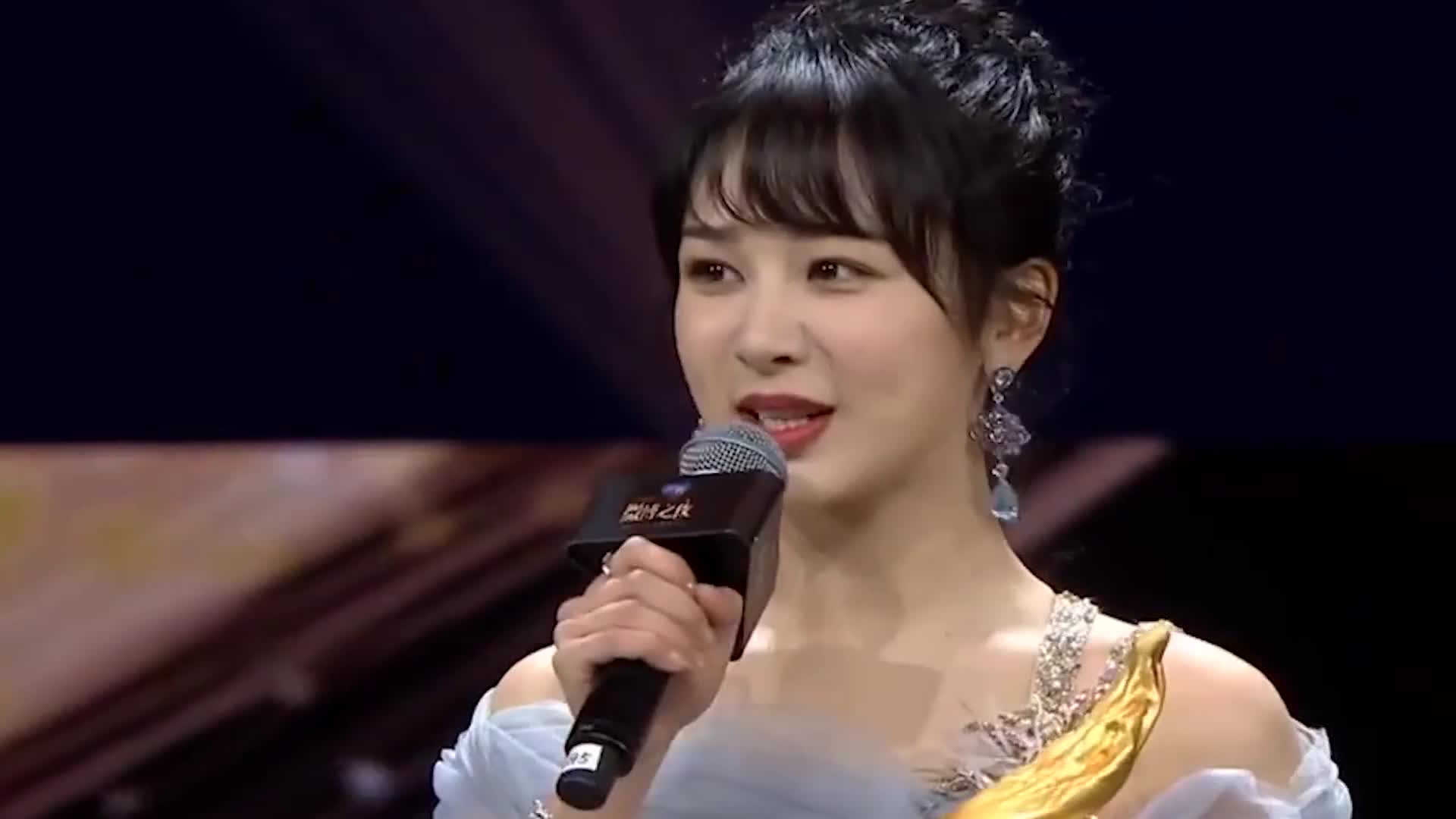 杨紫上台领奖发言,一旁的肖战频繁做出这一举动,太憨憨了!