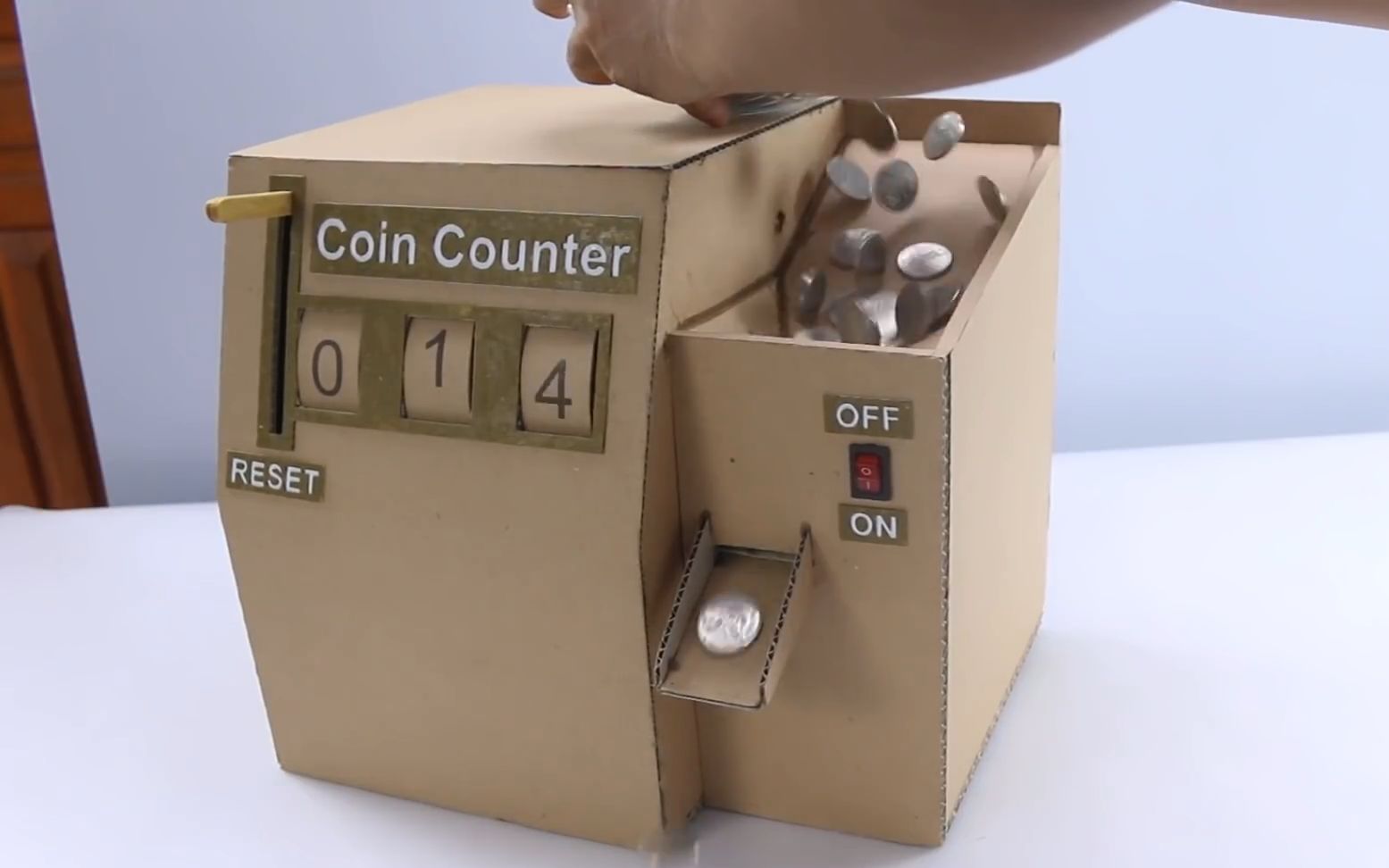 手工纸板做的硬币计数器小时候最喜欢这样玩硬币了