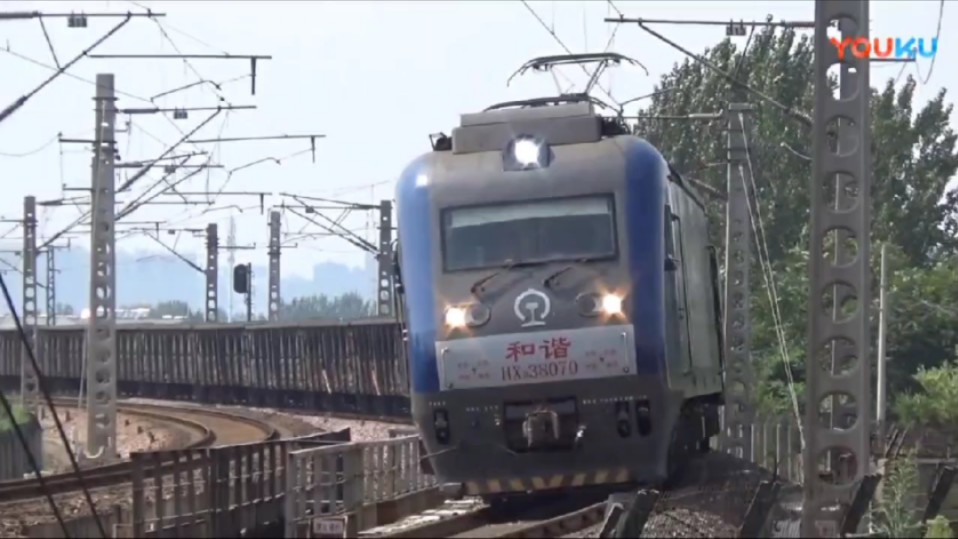 郑局洛段hxd38070本务牵引货列电力x84023经过龙门隧道正北口