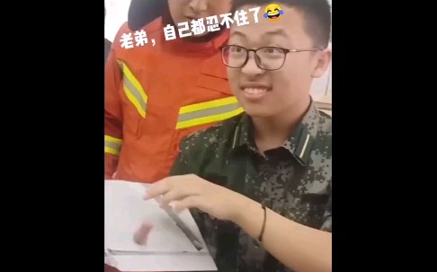 小老弟手指被讲桌卡住,其言行举止是个狠人!哔哩哔哩bilibili