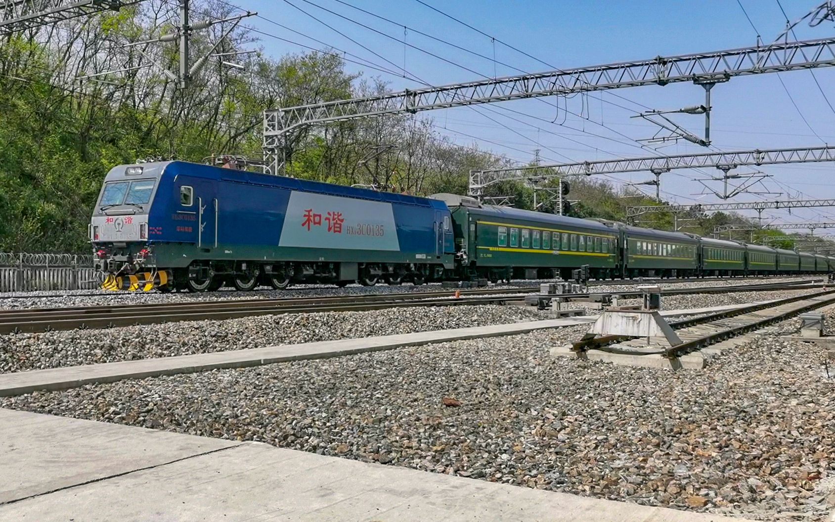 郑局郑段hxd3c电力机车0135号机牵引临汾——苏州k2665次列车下行通过