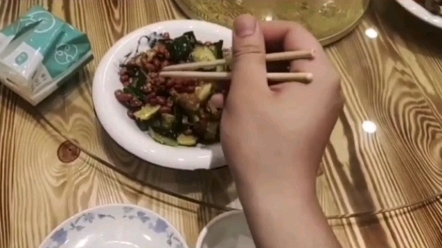 吃饭拿筷子手抖