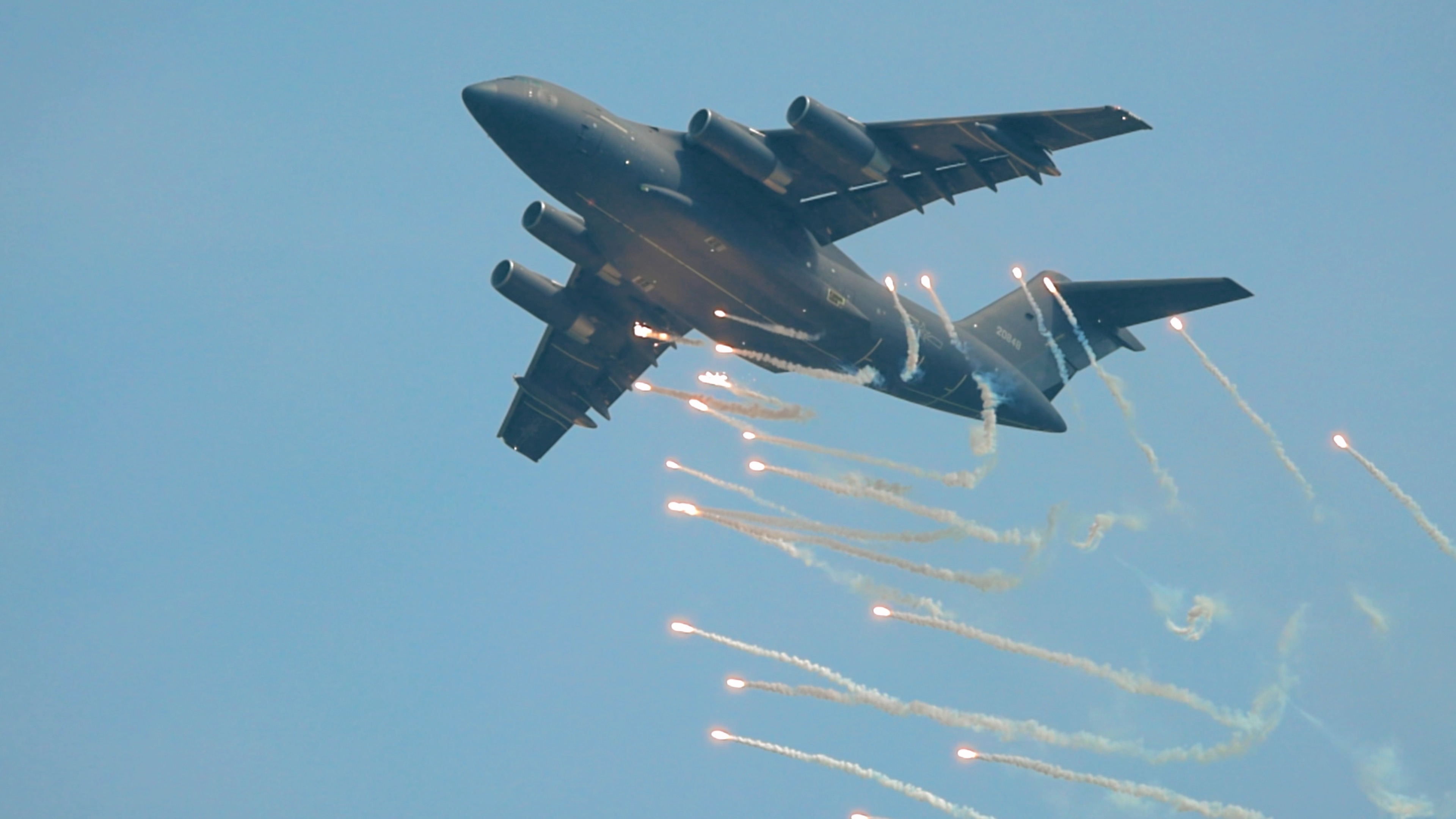 运油20首次抛干扰弹