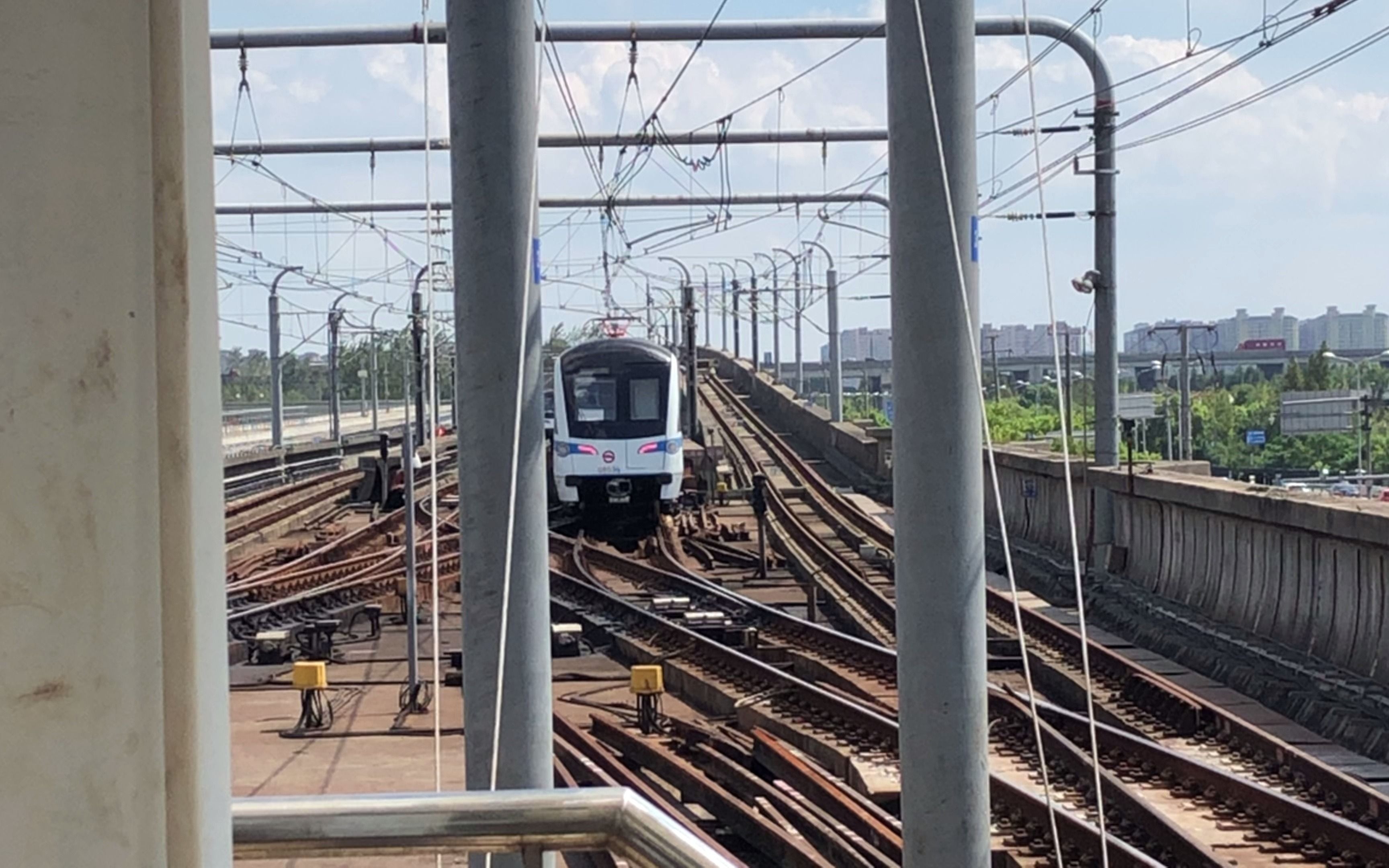 08036号车08c02型电动客车进沈杜公路折返线