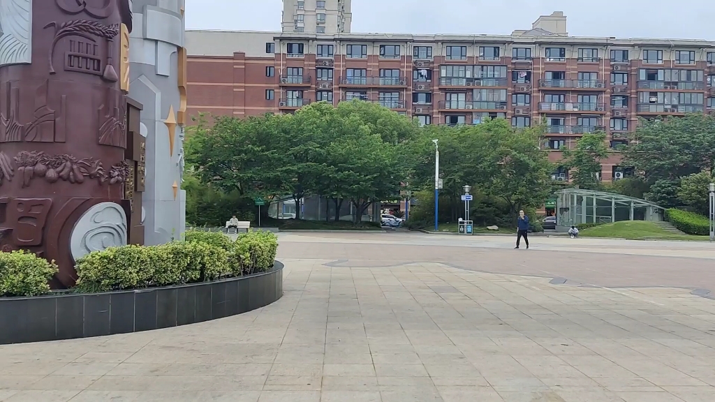 上海疫情,松江大学城地铁站附近,防范区每天放风两小时,买买咖啡买