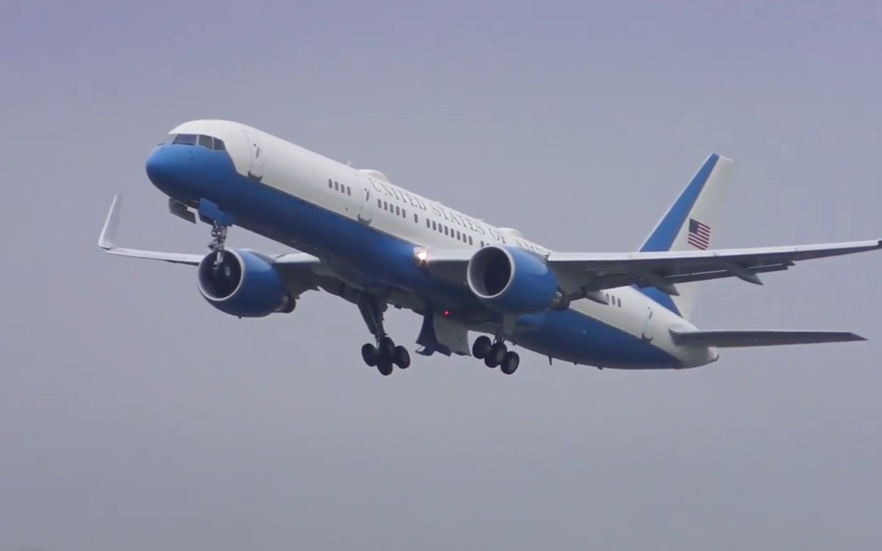 紧急折返!美国副总统所乘"空军二号"紧急掉头,原因亮了