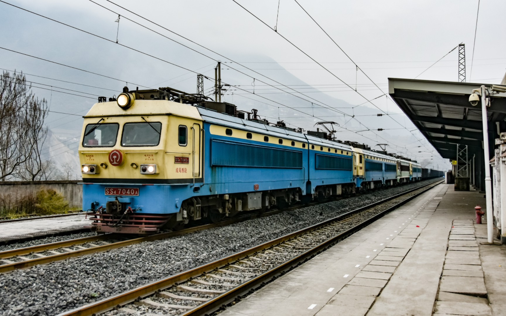 【中国铁路】4 4 3 4组合牵引货列通过成昆铁路乃托站