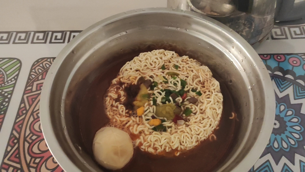 网吧大神一日一餐吃泡面今天加个蛋给自己加个油