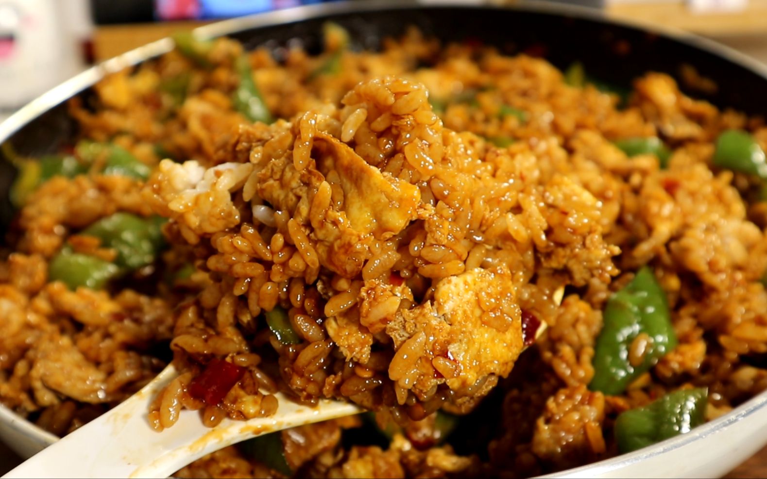 来亿勺!爆火的青椒鸡蛋烩饭,好吃到舔锅!