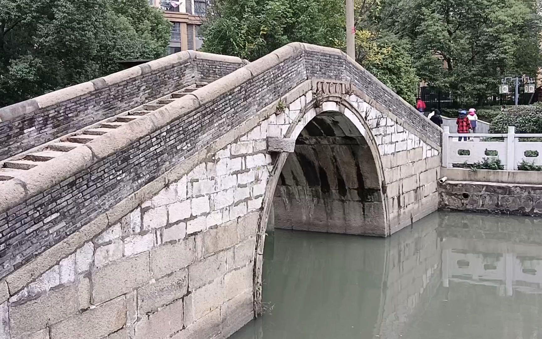 钟楼区荷花池街道有一座古桥,叫做万福桥