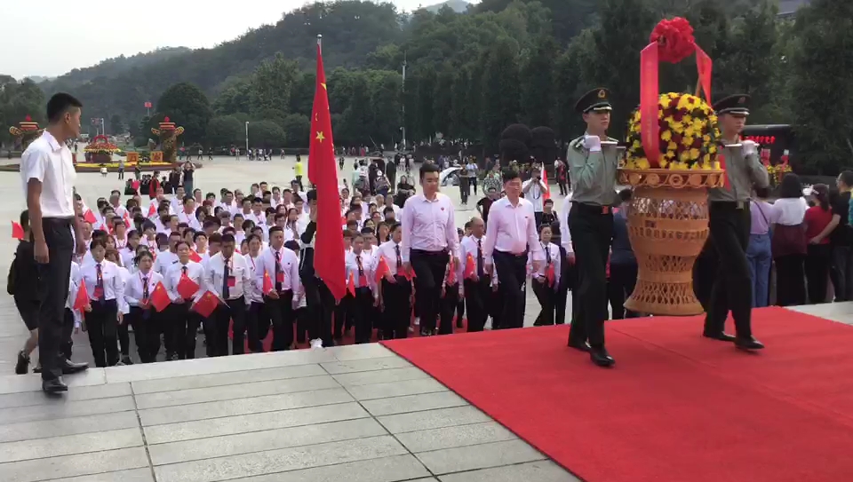 [图]向主席致敬！您是我们心中的红太阳！