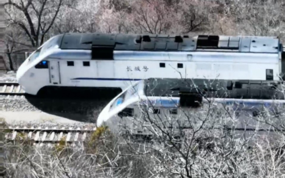 居庸关花海s弯处两列小火车相会只探了个头