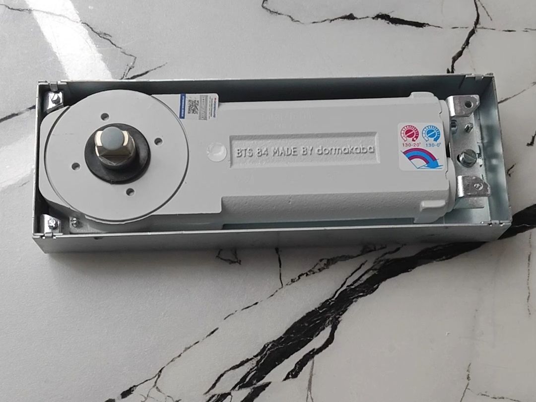 铝合金,木质等门 扇设计的双向开启地弹簧,具有多玛凯拔地弹簧的各种