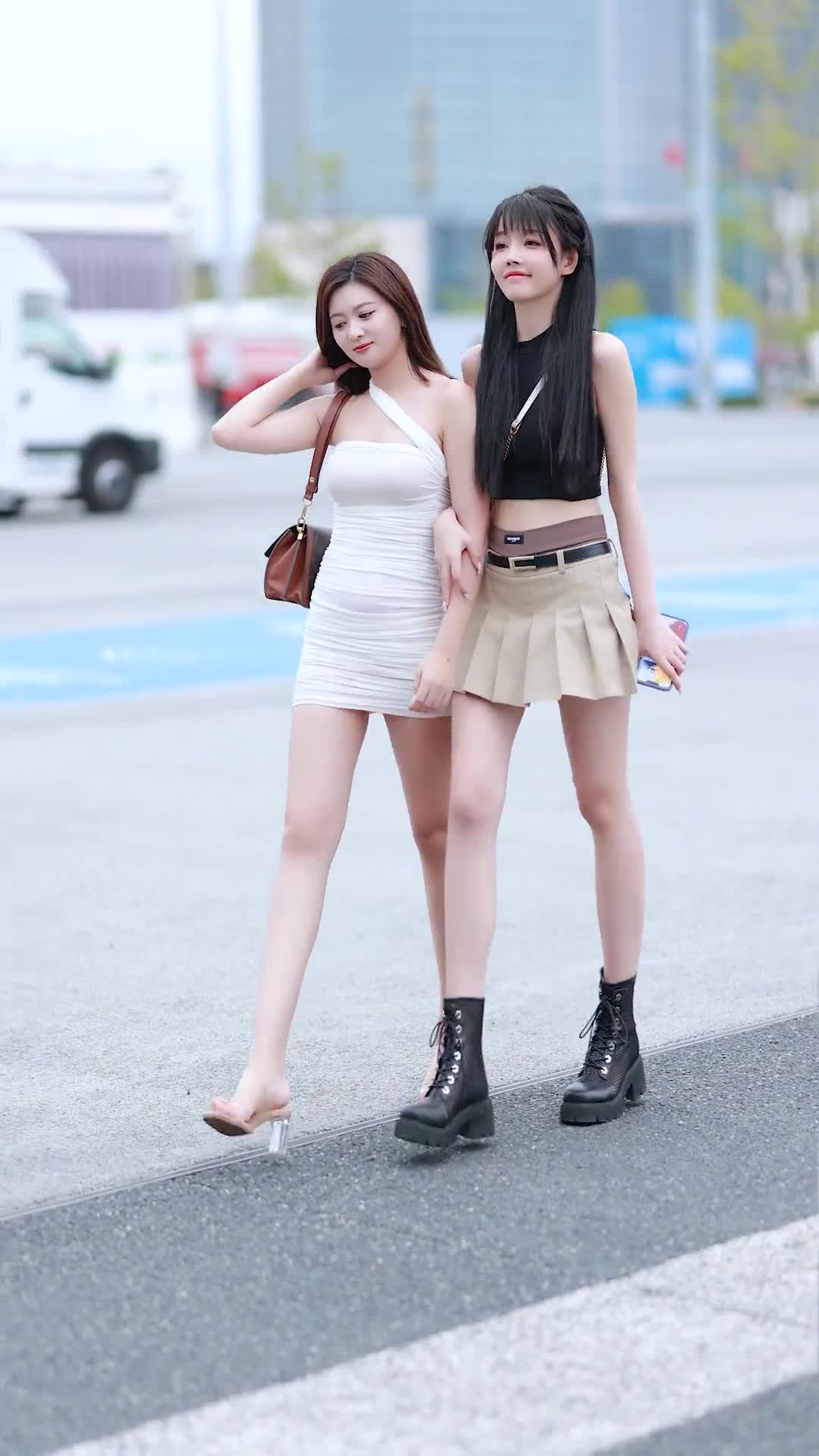 好看的小姐姐 #高颜值美女 #很哇塞的小姐姐 今日份选择题#谁穿谁