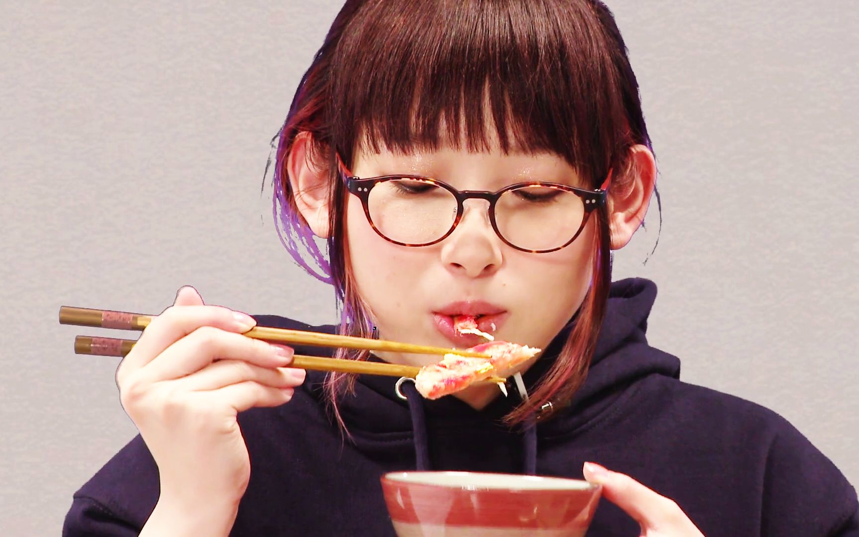 fhd画质!南条爱乃品尝金箔水煮帝王蟹罐头,再次刷新了我的认知!