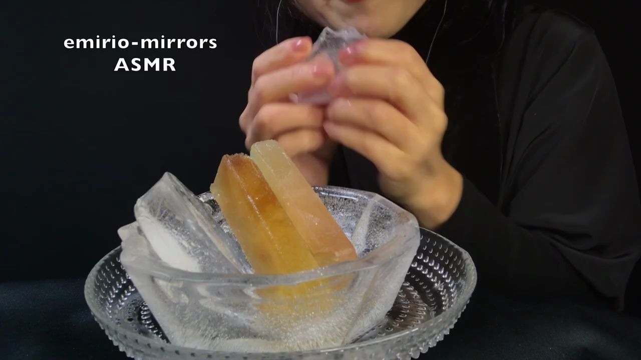 日本小姐姐吃大块硬冰