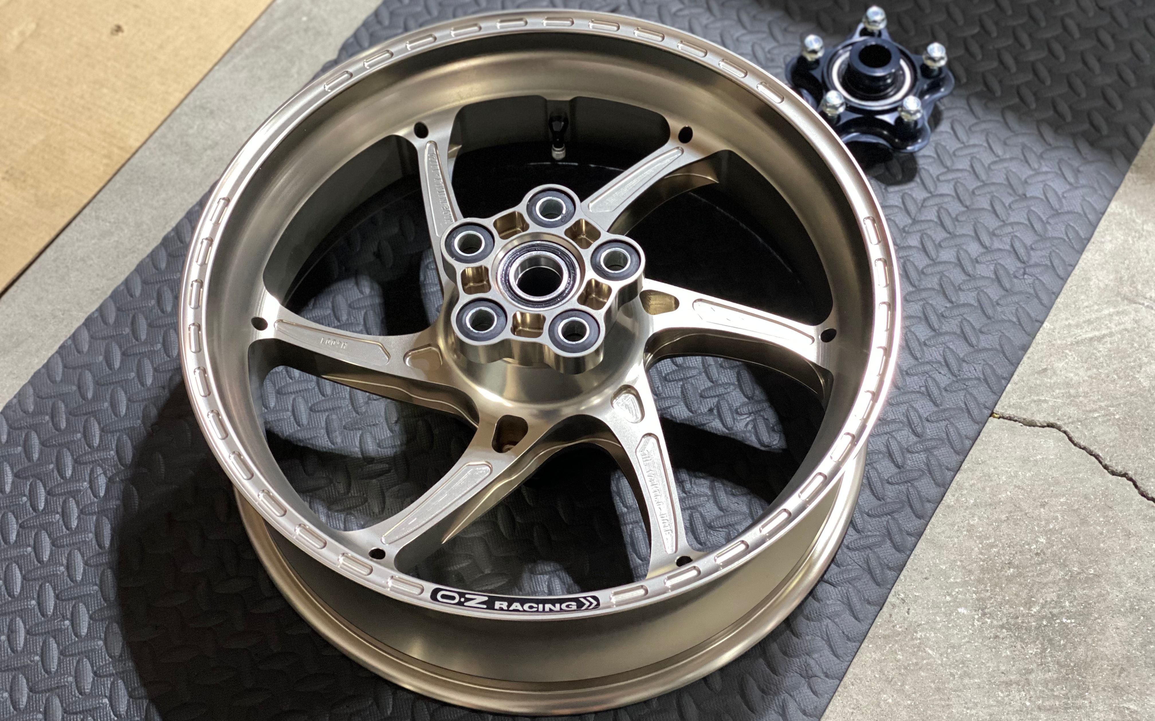 5位数的轮毂ozracinggassrsa锻造轮框开箱