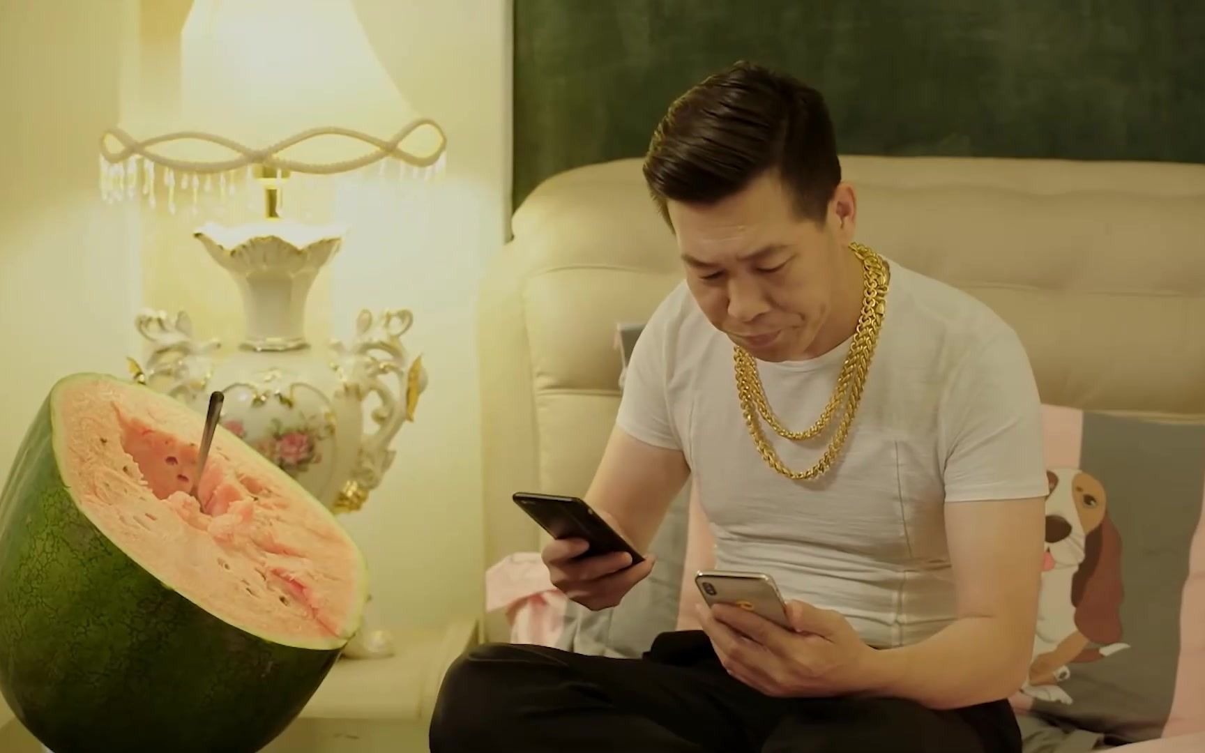 闪电哥也有麻烦,吃着西瓜看zb,突然没钱刷礼物了