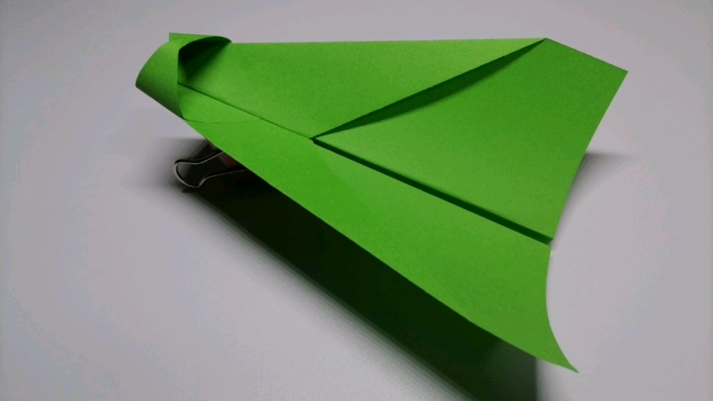 圆筒形的纸飞机图片
