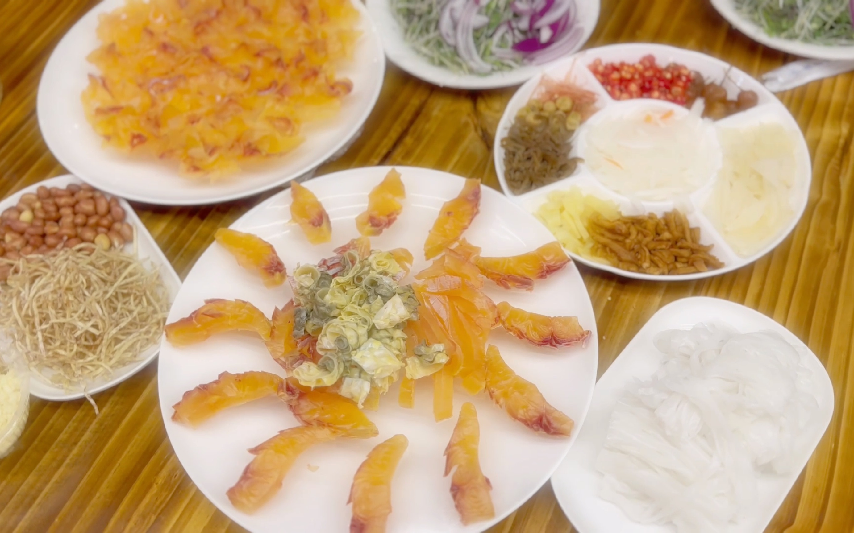 今天朋友钓得一条野生黄肉鲤鱼,妥妥的鱼生顶配,肉质黄到让人流口水