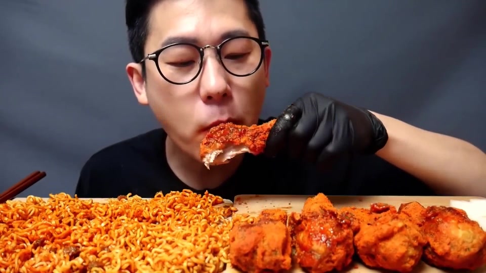 【韩国吃播】眼镜哥吃火鸡面炸鸡腿,日常韩国美食_哔哩哔哩_bilibili