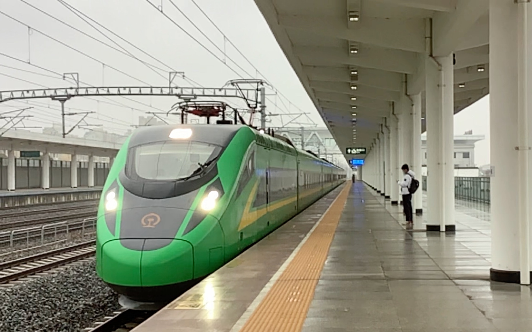 c461/464(启东-上海)进安亭西站,本务cr200j,担当机车fxd1-j0057