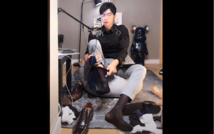 正装大脚帅哥换丝袜