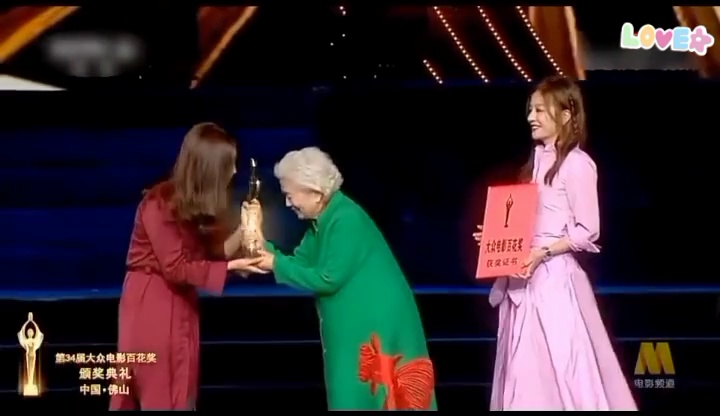 第34届大众电影百花奖,赵薇作为颁奖嘉宾与谢芳老师一起为最佳女主角