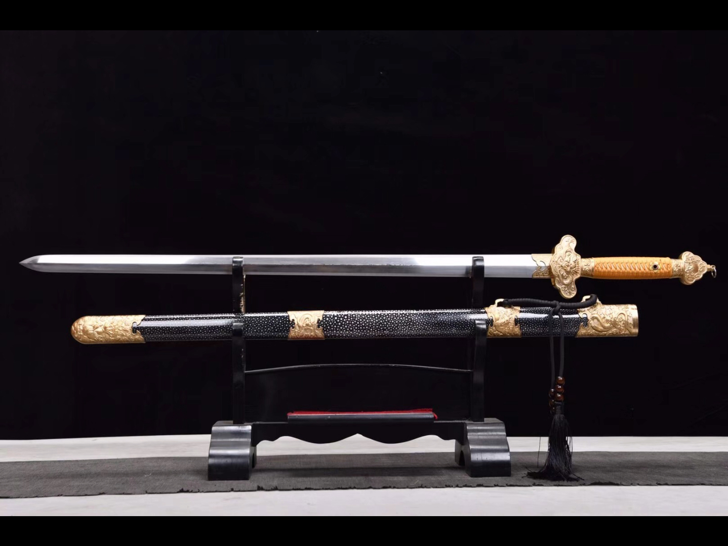 1230像素,鱼皮鞘铜装龙凤剑