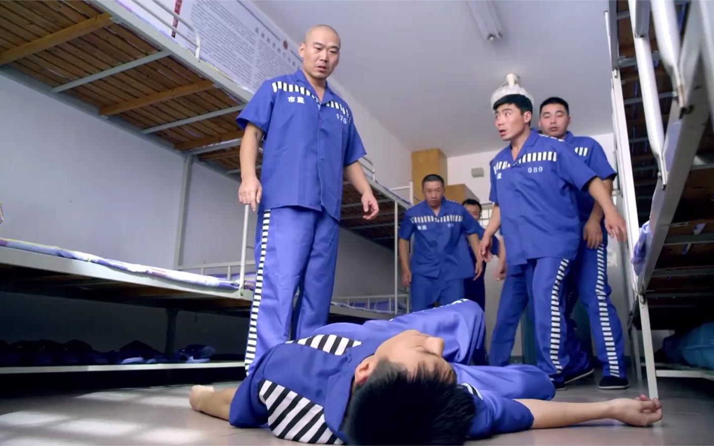 刑警队长:刑警含冤入狱,被狱霸欺负,队长拎着水壶冲进监狱算账