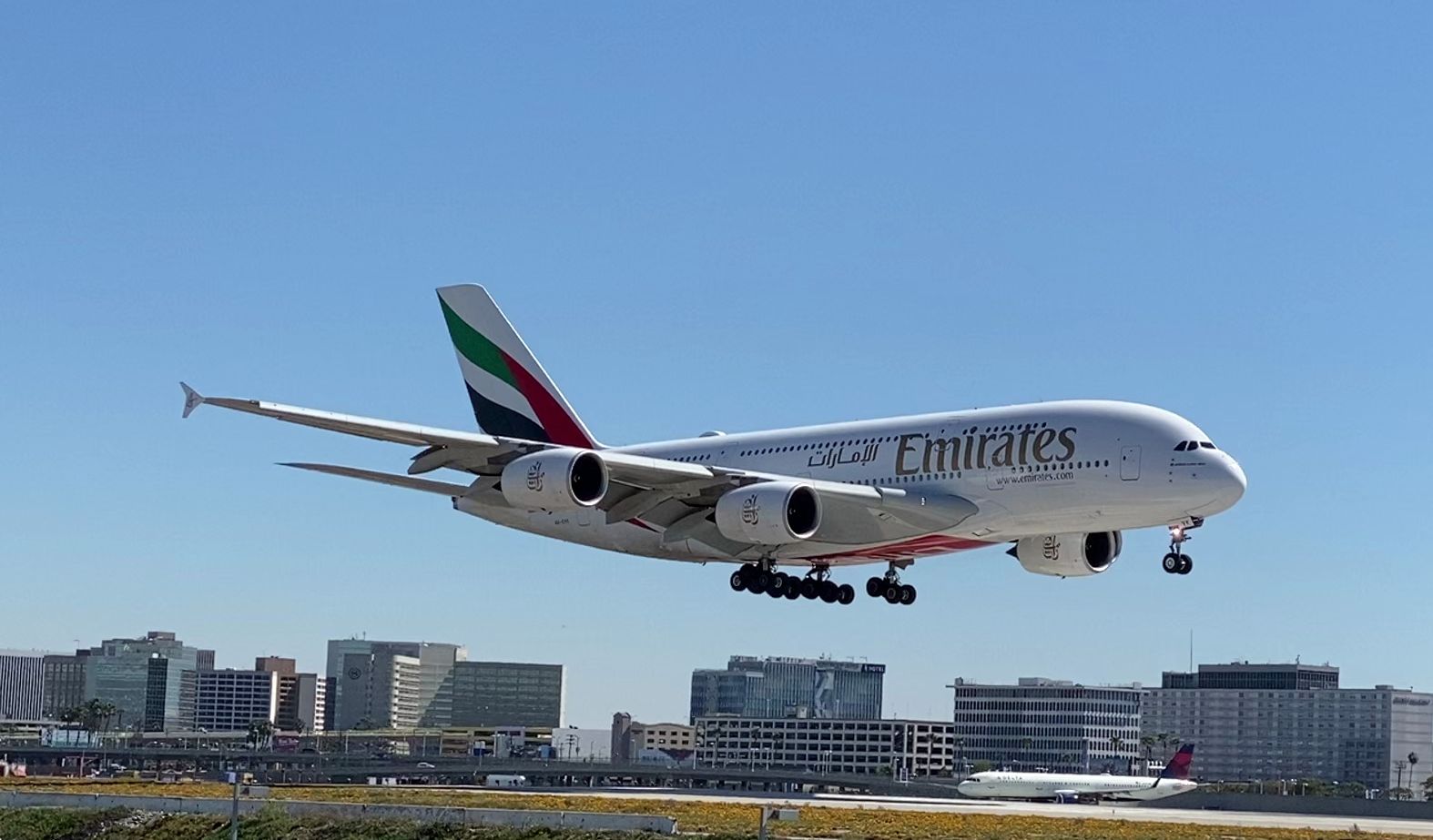 阿联酋航空a380-800降落洛杉矶国际机场